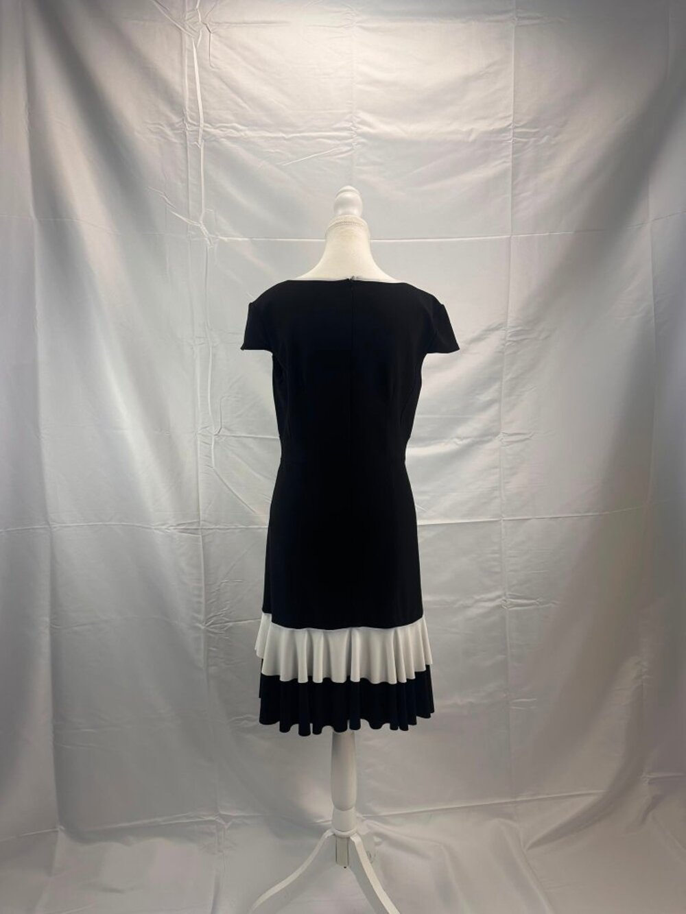 FRANK LYMAN Black & White Ruffle Hem Dress – Size 8 - Picture 3 of 4